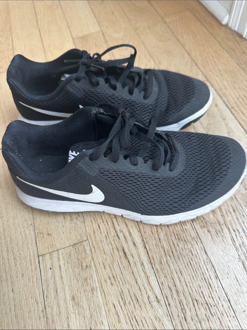 Nike women’s ’s Black Mesh Athletic Sneakers